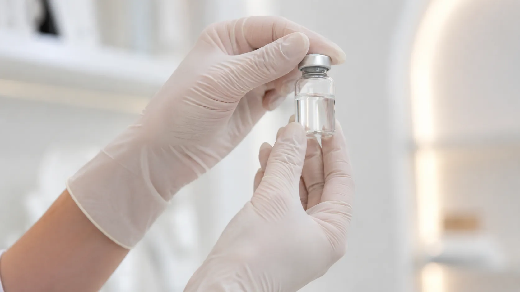 Checagem de produto e segurança Checagem profissional de frasco neutro antes de procedimento com bioestimuladores de colágeno