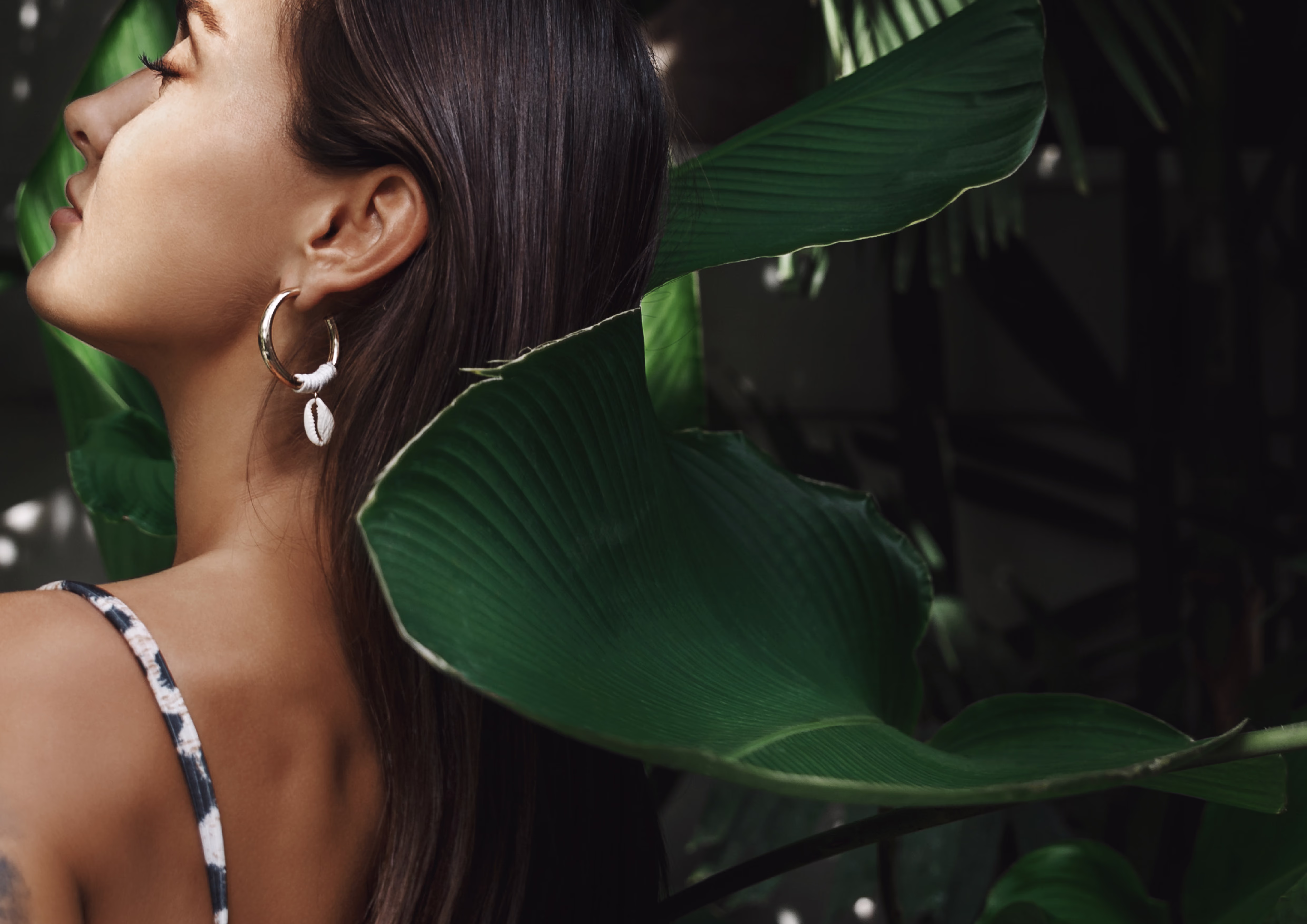Modelo com pele radiante e natural em perfil, simbolizando o frescor e a renovação celular proporcionados pelos tratamentos faciais da Beauté.