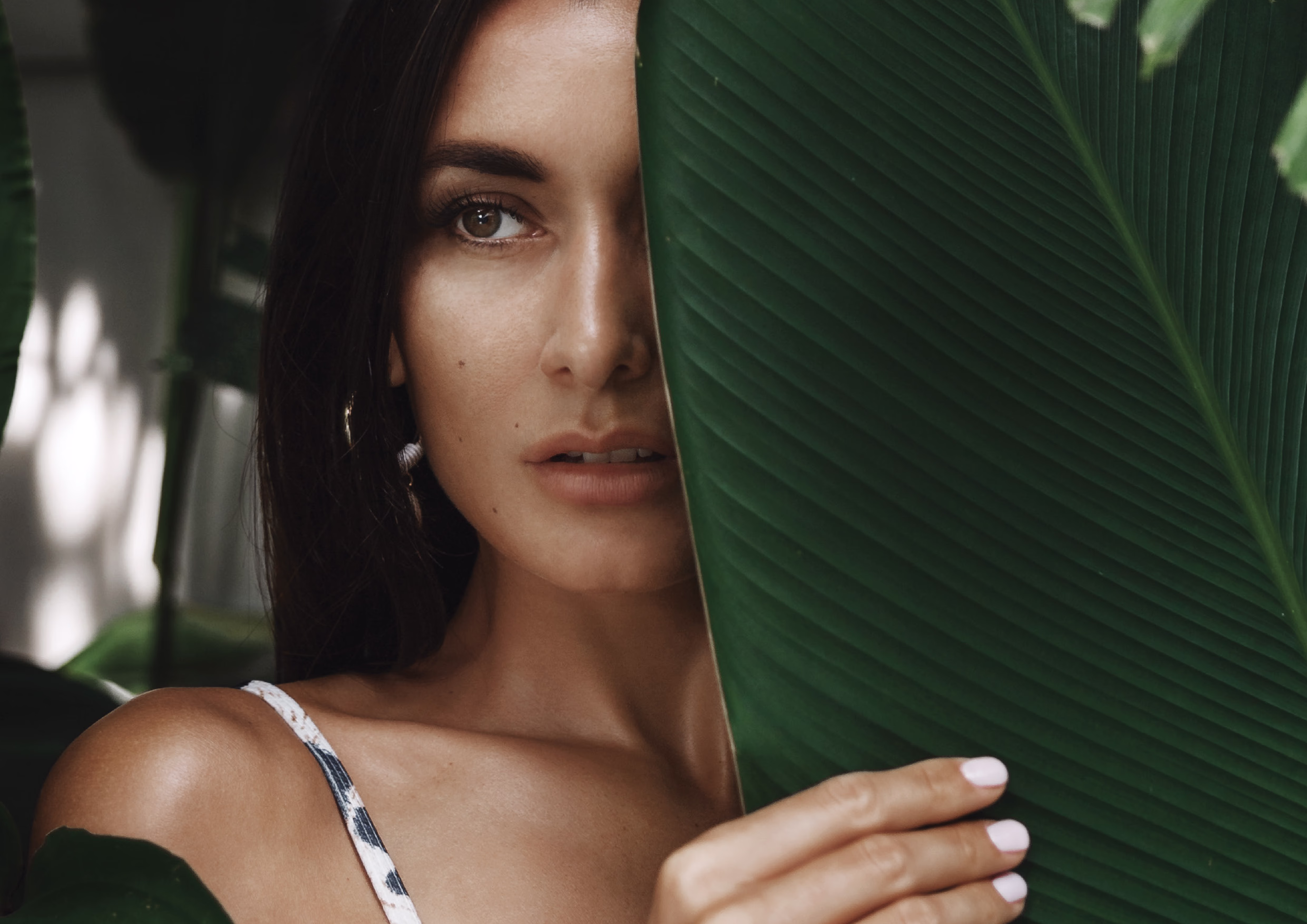 Modelo expressando bem-estar e autocuidado na Beauté, fazendo uma analogia ao florescer da beleza natural através de protocolos personalizados.