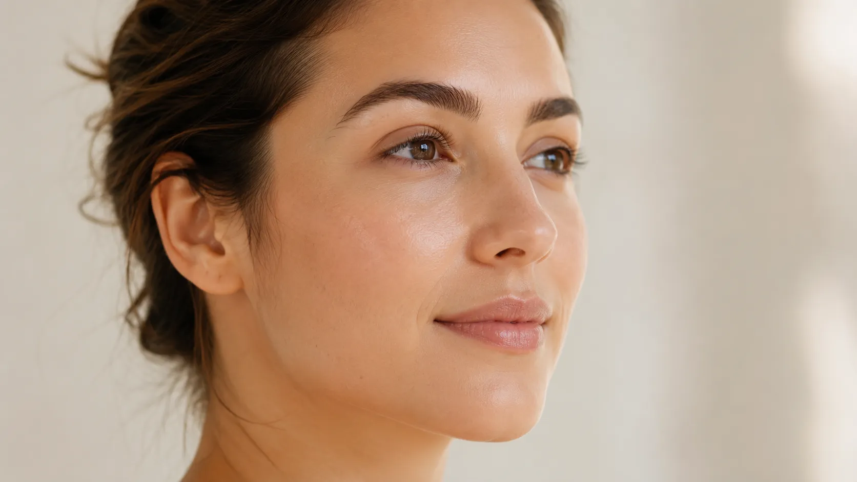Close de pele natural com viço após dermaplaning