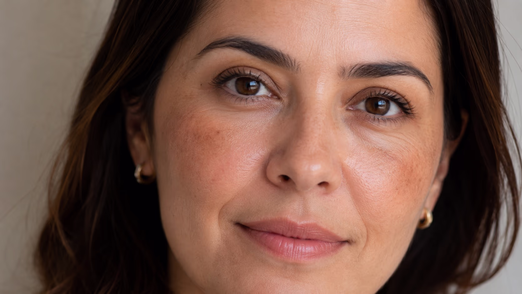 Retrato de mulher com manchas discretas e textura natural da pele facial em iluminação suave