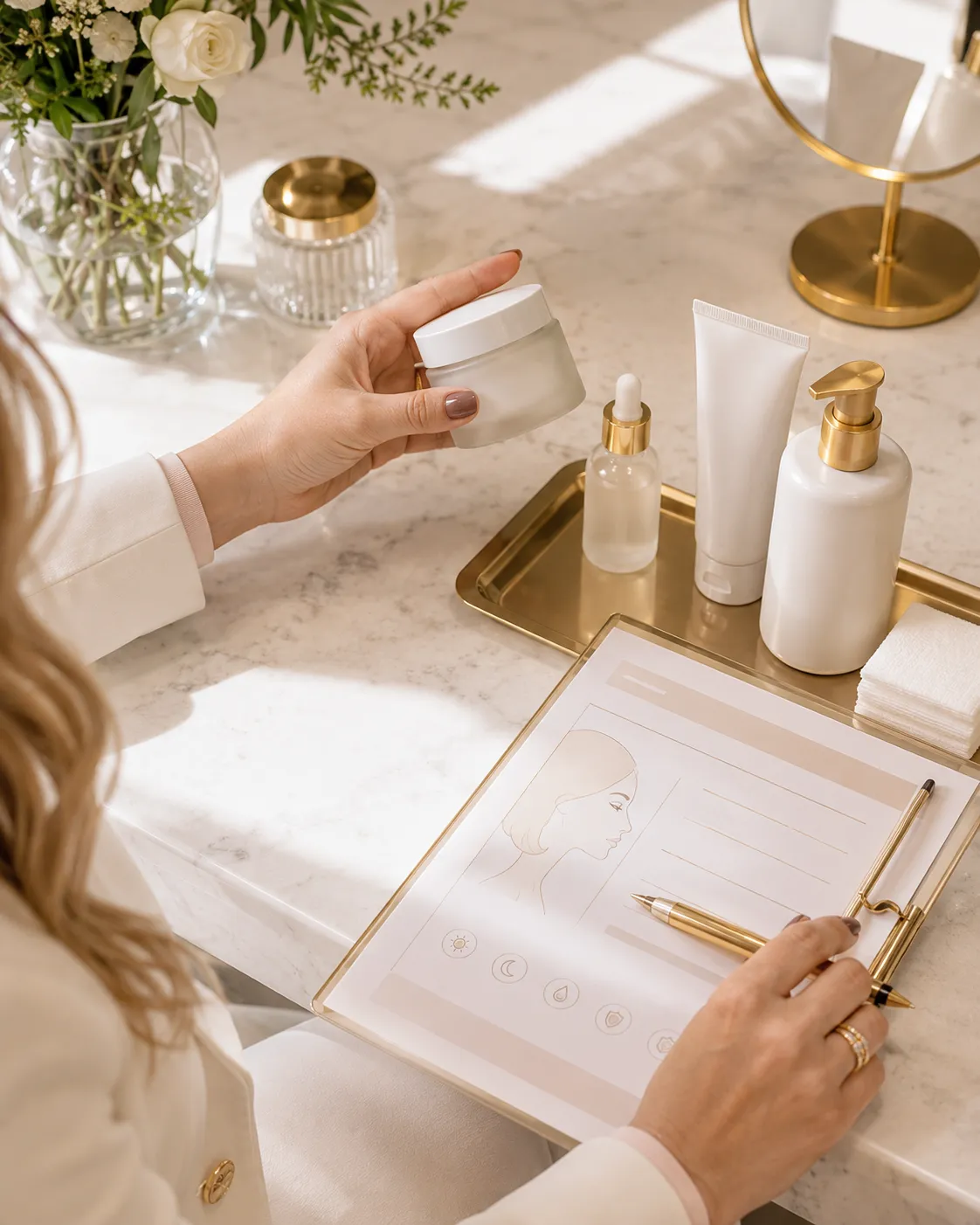 Produtos e orientações de cuidados pós microagulhamento sobre bancada de clínica estética