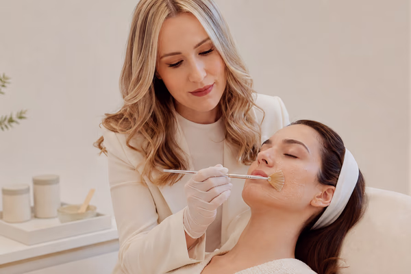 Profissional preparando a pele para aplicação controlada de peeling facial