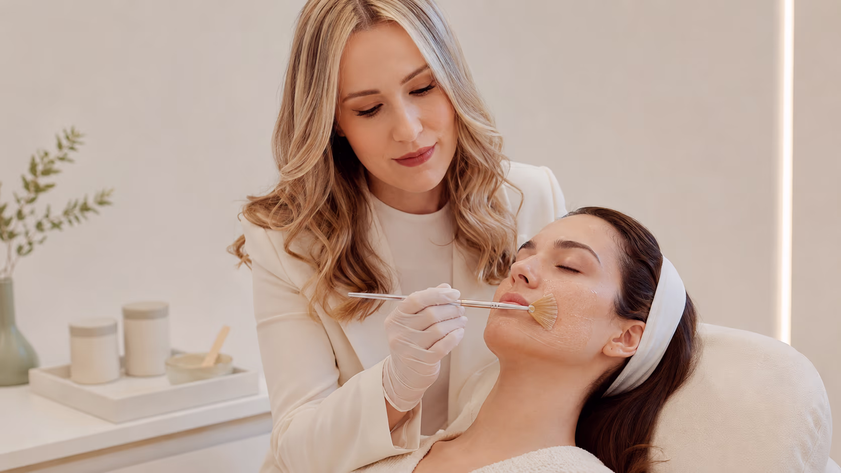 Profissional preparando a pele para aplicação controlada de peeling facial