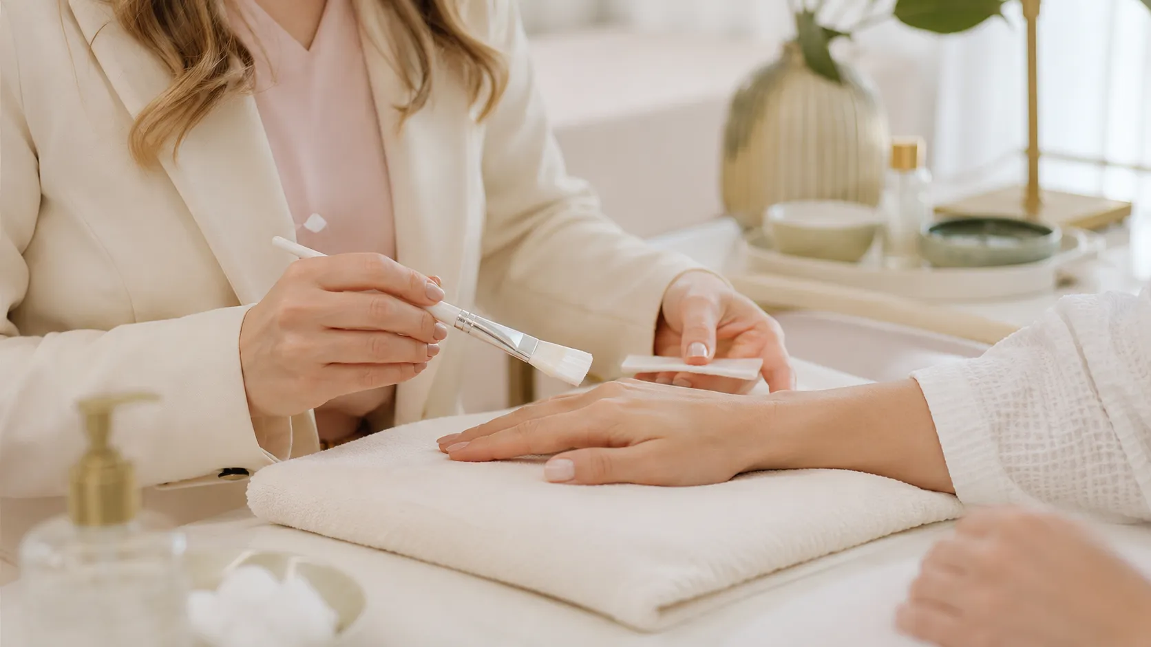 Profissional preparando as mãos em cuidado estético delicado e controlado