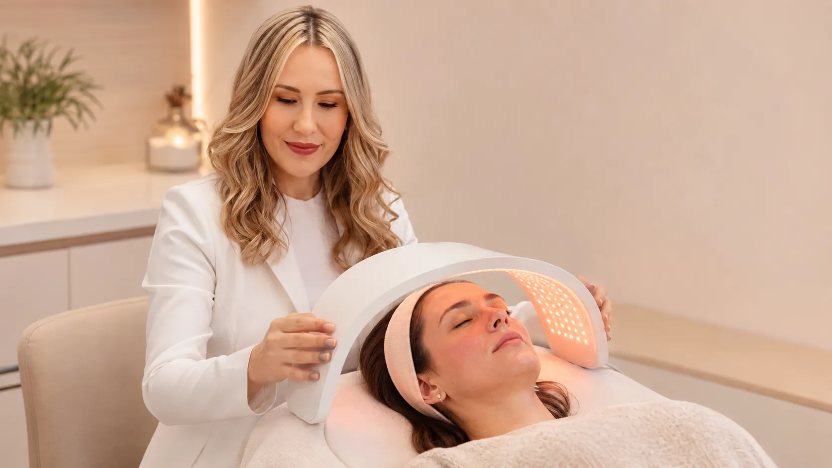 LED/fototerapia como recurso complementar Profissional acompanhando uma sessão facial de LED de baixa intensidade em cliente com pele sensível